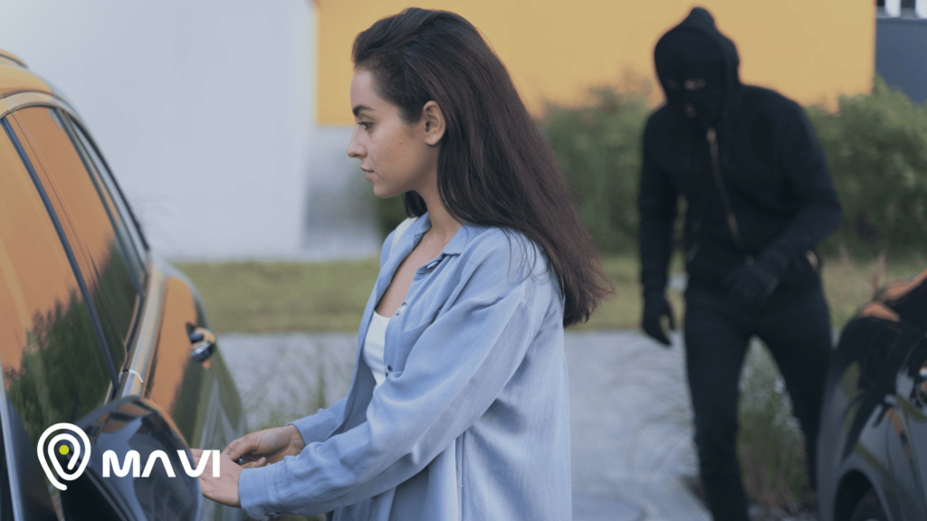 Mujer abriendo su auto mientras un delincuente encapuchado se acerca por detrás, escena que representa riesgo de encerrona o portonazo en Chile.