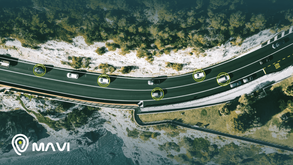 Vista aérea de autos circulando por carretera con sistema de gps auto activo, mostrando monitoreo y rastreo vehicular en tiempo real.