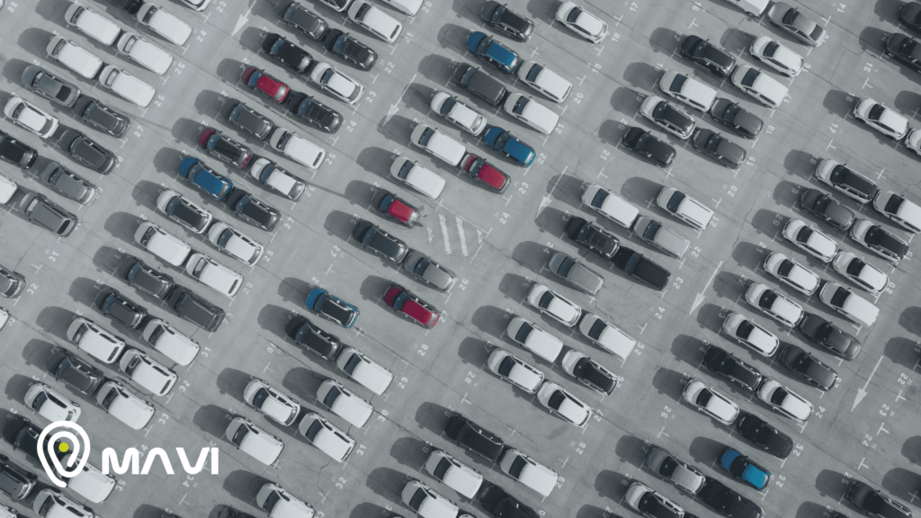 Vista aérea de un estacionamiento con distintos vehículos, representando el ranking de autos más robados en Chile en 2025 según datos de aseguradoras.