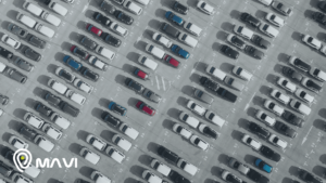 Vista aérea de un estacionamiento con distintos vehículos, representando el ranking de autos más robados en Chile en 2025 según datos de aseguradoras.