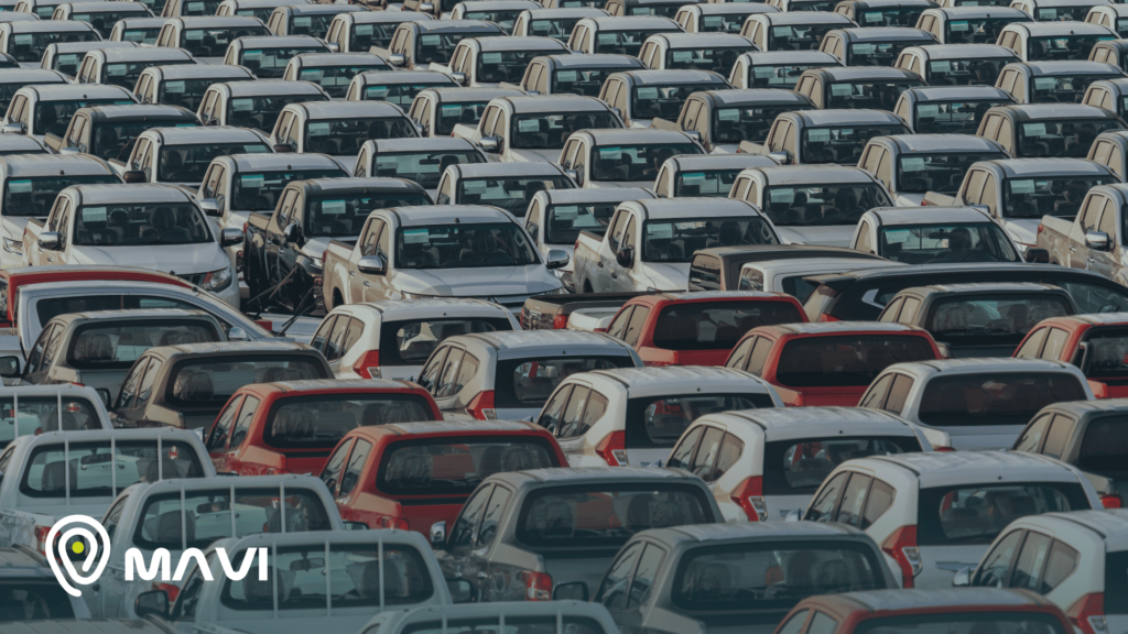 Vista aérea de un gran estacionamiento con vehículos nuevos, representando el ingreso récord y la llegada de nuevas marcas de autos en Chile durante 2025.