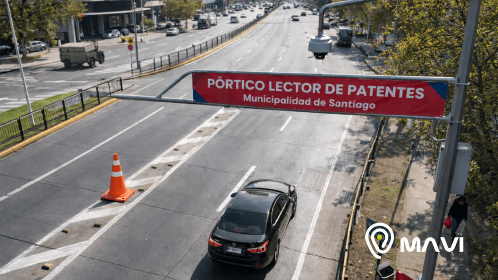 Auto robado patente detectado por pórtico lector de patentes en la Región Metropolitana, tecnología clave para la recuperación y prevención de robos vehiculares.
