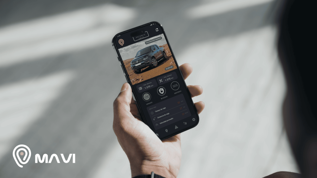 Persona usando la app de Mavi en su celular para monitorear un vehículo con rastreador GPS en tiempo real.