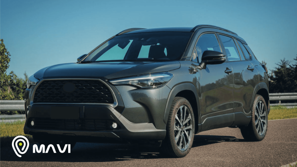 Vehículo híbrido estacionado en la ruta, equipado con sistema de seguridad Mavi para monitoreo y rastreo en tiempo real.