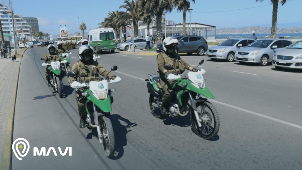 Carabineros de Chile patrullando en motocicletas durante un operativo preventivo por autos robados en una avenida costera.
