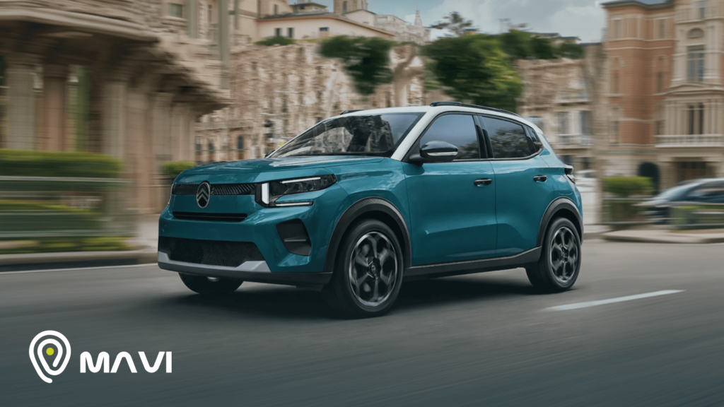 Citroën C3 color turquesa circulando por ciudad con logo de Mavi GPS en la esquina inferior izquierda.