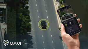 App de gps para vehículos mostrando ubicación en tiempo real de un auto en carretera desde un celular.