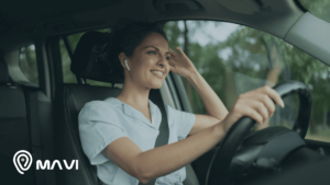 Mujer conduciendo su auto con tranquilidad, concepto de permiso para circular y seguridad vehicular en Chile.