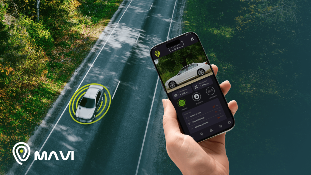 GPS corta corriente monitoreando un auto desde el celular con ubicación en tiempo real en una carretera.