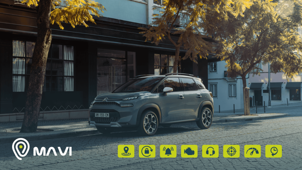 Auto estacionado en la calle monitoreado con sistema de seguridad vehicular MaviGPS y sus funciones de localización y alertas.