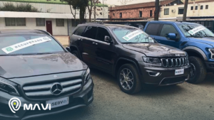 Autos recuperados de robo en Chile exhibidos tras ser localizados con tecnología de rastreo vehicular.