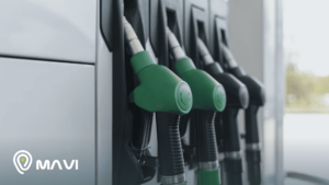 Surtidores de bencina en estación de servicio en Chile con mangueras verdes alineadas