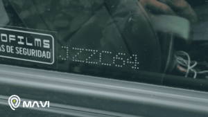Auto con patente grabada en vidrio y sistema de seguridad, compatible con rastreador gps para autos según Ley de Grabado de Patentes