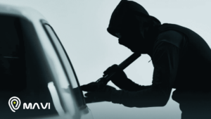 Sistema interno de vehículo con palanca de cambios y dispositivo electrónico visible, relacionado con tecnología de antirobo auto.