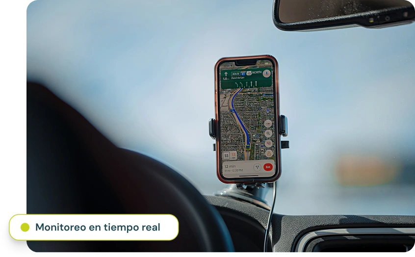 Celular con GPS activo montado en parabrisas de vehículo para monitoreo de flota en tiempo real — Mavi Flotas Chile