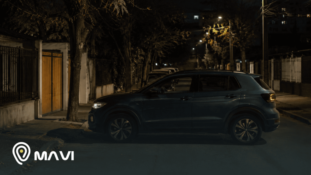SUV estacionado de noche en una calle residencial de Puente Alto, con iluminación tenue de faroles y ambiente urbano tranquilo. La imagen transmite seguridad vehicular y monitoreo nocturno con Mavi GPS.