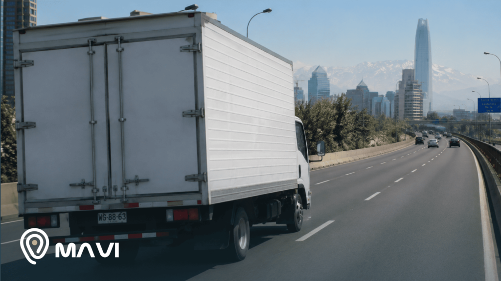 Camión de carga circulando por una autopista urbana con edificios y montañas al fondo. La imagen representa una situación vinculada a una persecución policial en rutas o carreteras, asociada al monitoreo y control de vehículos.