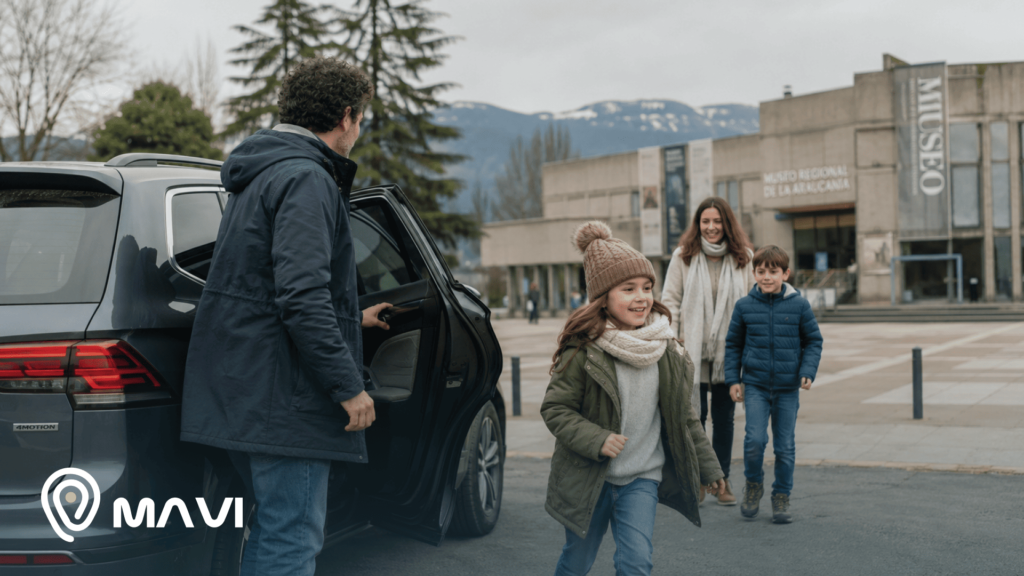 Familia descendiendo de un vehículo frente a un museo durante un paseo de invierno. La escena representa un viaje familiar y actividades recreativas propias de las vacaciones de invierno 2026.
