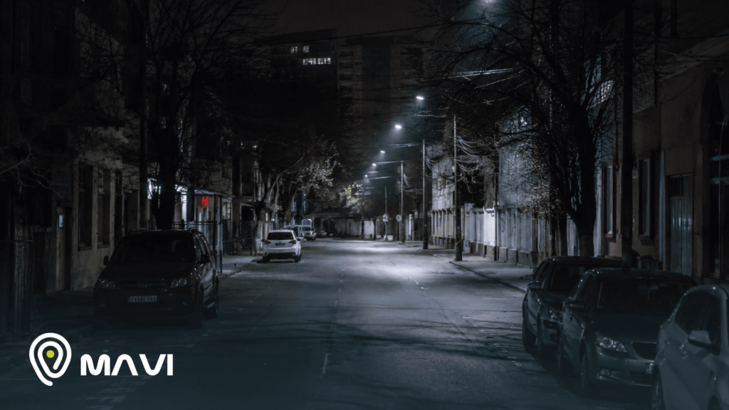 Calle residencial de la Región Metropolitana durante la noche, con vehículos estacionados y escasa circulación. La escena refleja la importancia de la seguridad vehicular y el monitoreo preventivo.