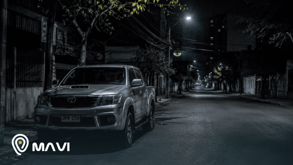 Camioneta estacionada durante la noche en una calle urbana poco transitada. La escena refleja una situación de vulnerabilidad vehicular y la importancia de contar con herramientas de monitoreo y seguridad.