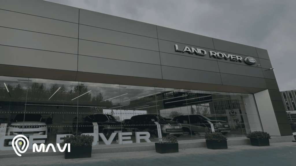 Fachada de un concesionario Jaguar Land Rover con vehículos exhibidos en su interior tras amplios ventanales. La imagen representa una instancia relacionada con el cuidado, mantenimiento y seguridad de vehículos premium.