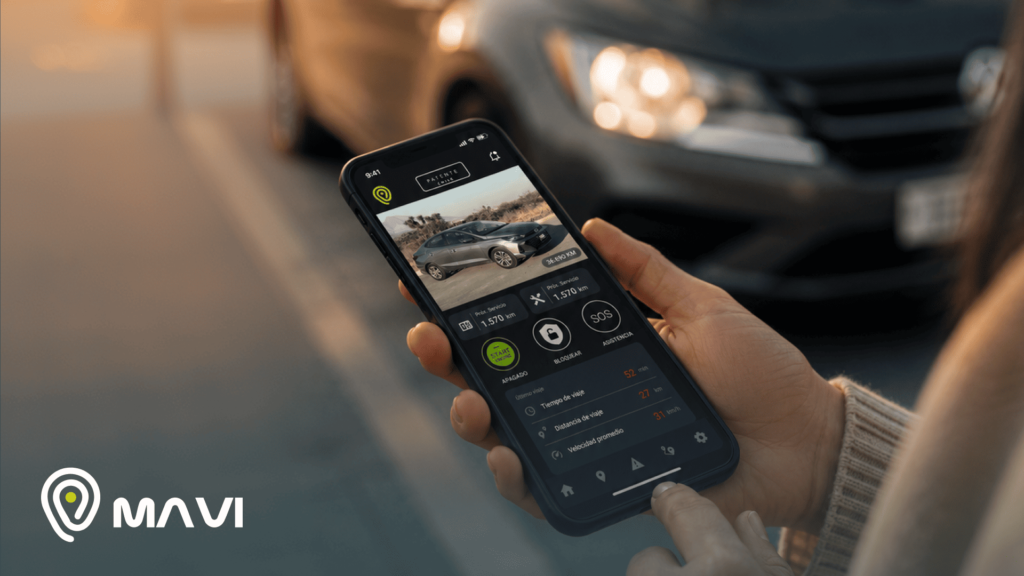 Persona sosteniendo un celular con una aplicación de GPS rastreador abierta, mientras un vehículo permanece estacionado al fondo. La imagen representa el monitoreo y control del automóvil desde el teléfono.