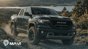 Camioneta RAM circulando por un camino de montaña con un lago y un paisaje natural de fondo. La imagen representa la potencia, versatilidad y seguridad de una RAM en terrenos exigentes.